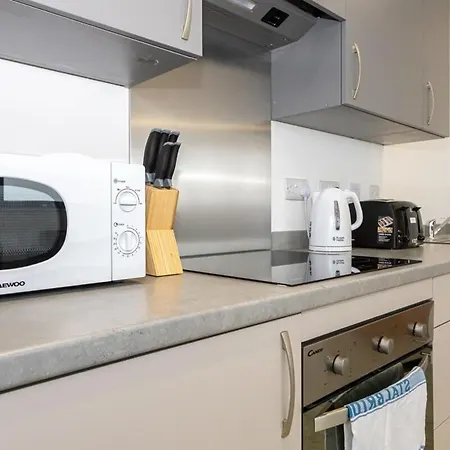 Stunning 2 Bed Apartment In Salford Amazing Views-3